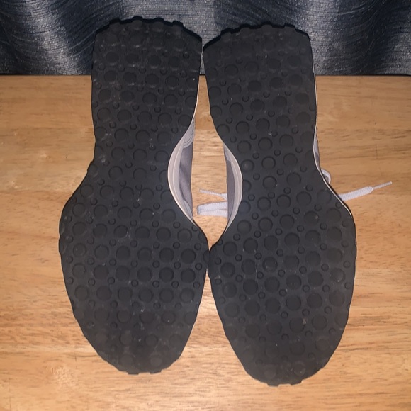 New Balance Suede/nylon construction is lightweight - Picture 7 of 8